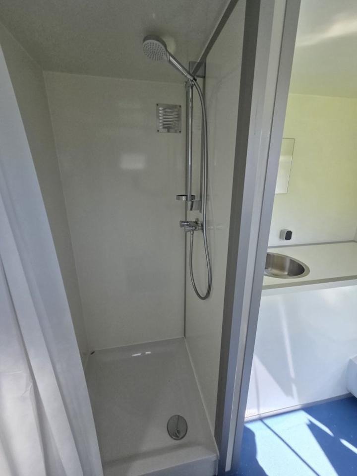 Badezimmerwagen-Bad-Anhanger-Sanitar-Anhanger-WC-Dusche-Allemagne_44171_1840167428172.jpg