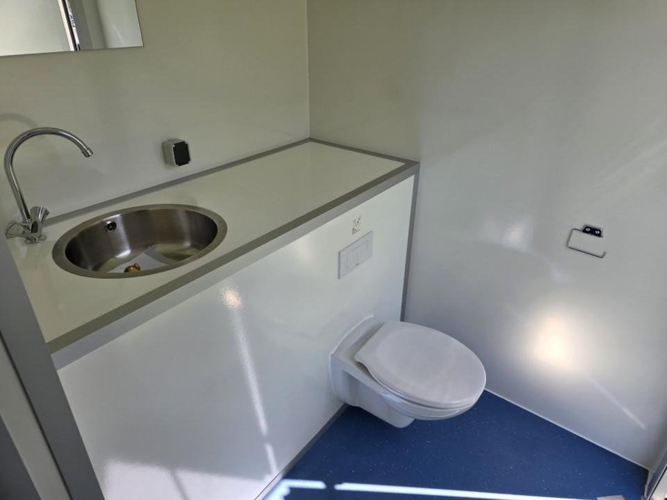 Badezimmerwagen-Bad-Anhanger-Sanitar-Anhanger-WC-Dusche-Allemagne_44171_4164427440418.jpg