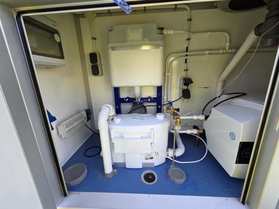 Badezimmerwagen-Bad-Anhanger-Sanitar-Anhanger-WC-Dusche-Allemagne_44171_5515468365783.jpg