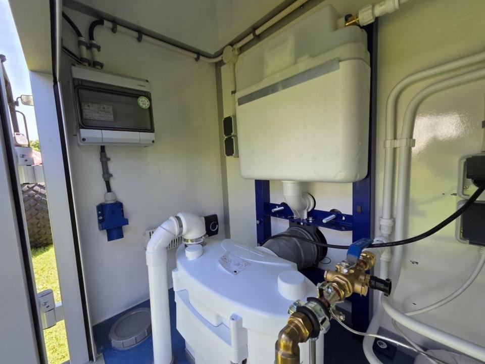 Badezimmerwagen-Bad-Anhanger-Sanitar-Anhanger-WC-Dusche-Allemagne_44171_5830028157952.jpg