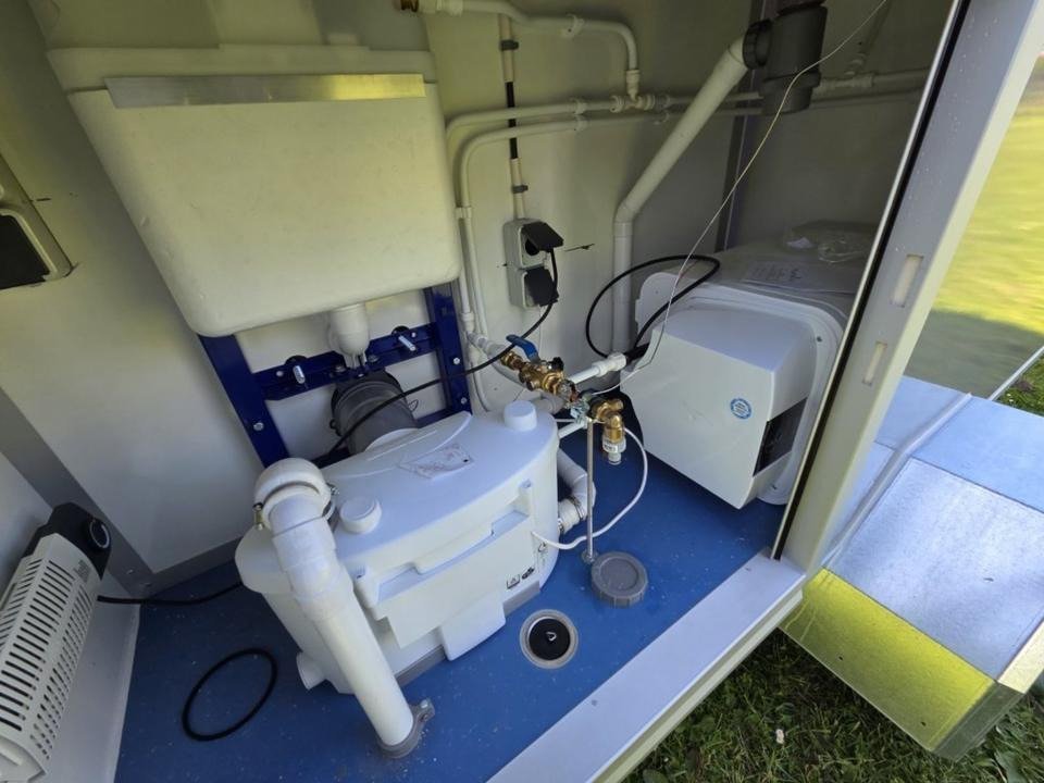 Badezimmerwagen-Bad-Anhanger-Sanitar-Anhanger-WC-Dusche-Allemagne_44171_5846756078108.jpg