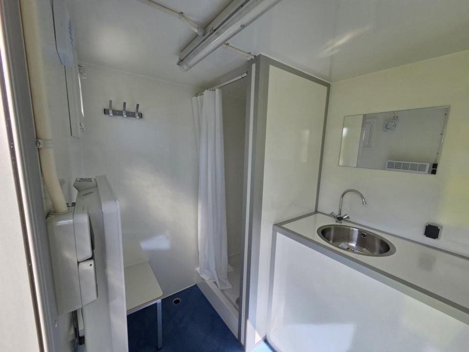 Badezimmerwagen-Bad-Anhanger-Sanitar-Anhanger-WC-Dusche-Allemagne_44171_6469222261375.jpg